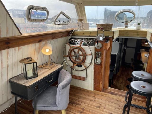 Exceptionnel Bateau Maison Reine Mathilde Ouistreham Bagian luar foto