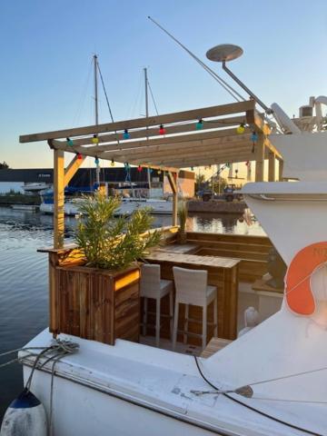 Exceptionnel Bateau Maison Reine Mathilde Ouistreham Bagian luar foto